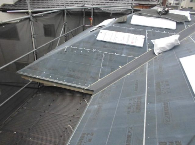 加古川市のカバー工事における谷板金の施工